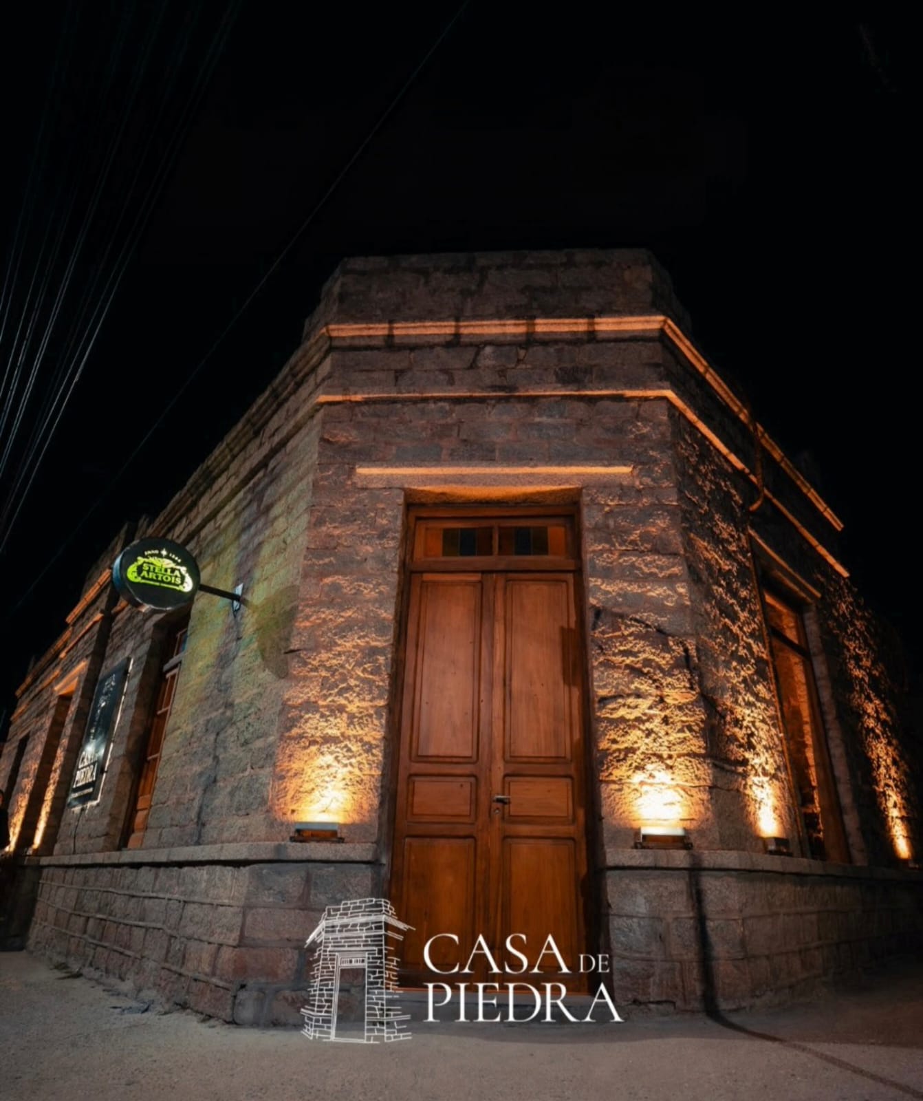 Fachada de piedra de Casa de Piedra iluminada de noche en La Rioja